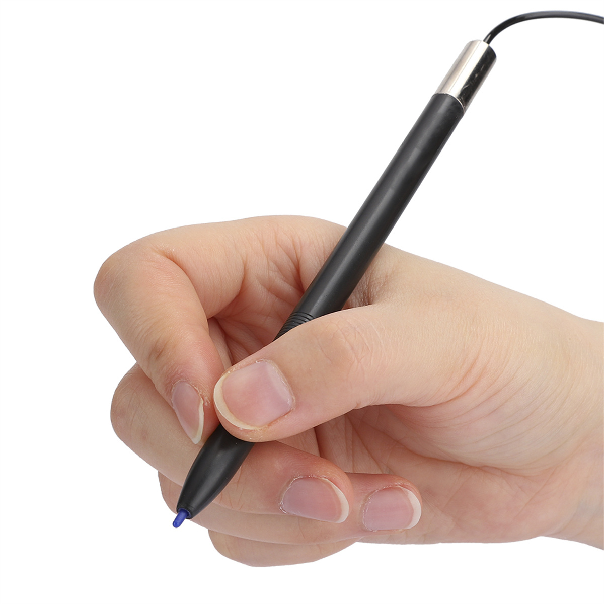 Eine Hand, die einen schwarzen Stift mit blauer Spitze hält.