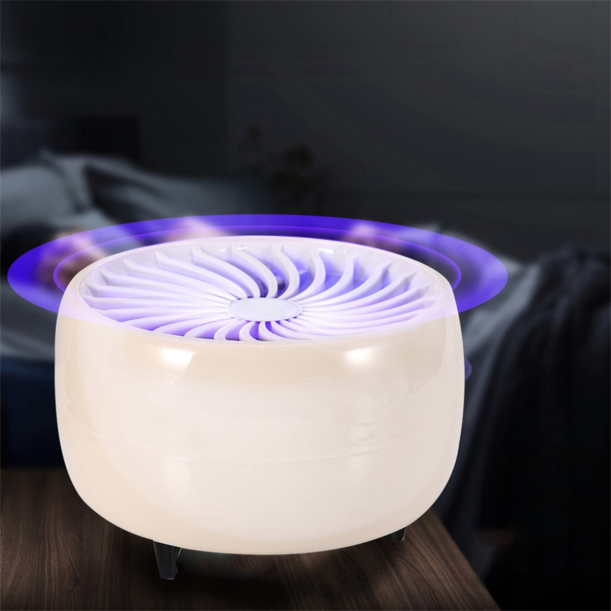 Weiß-beiger Insektenvernichter mit violettem Licht. Auf einem Holztisch platziert.