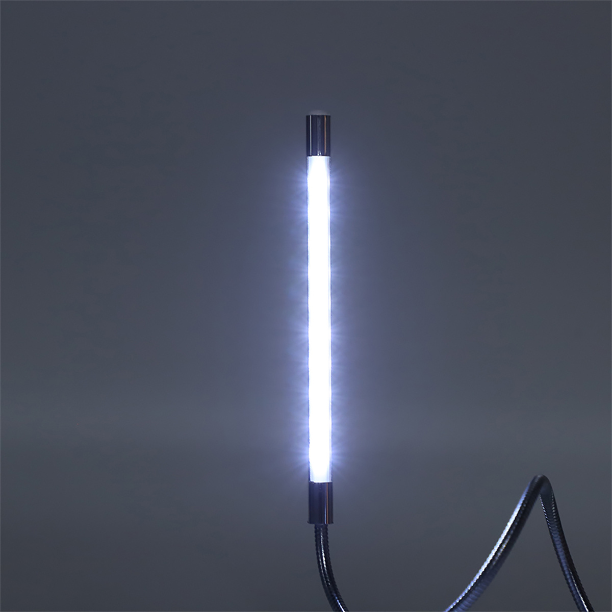 Ein glühender weißer LED-Lichtstab mit einem flexiblen schwarzen Hals. Der Hintergrund ist grau.