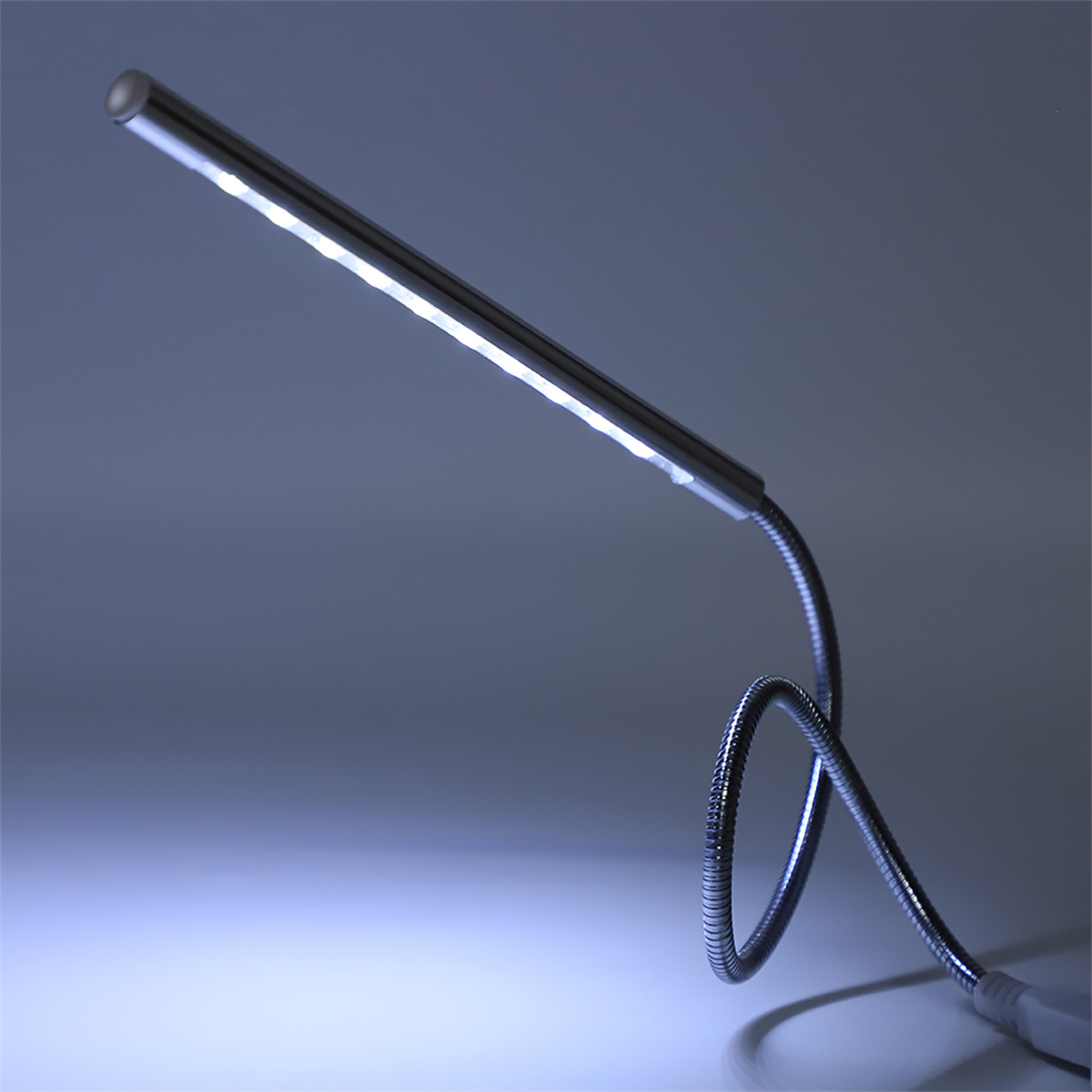 Silberne LED-Schreibtischlampe mit flexiblem Hals, beleuchtet vor einem Hintergrund.