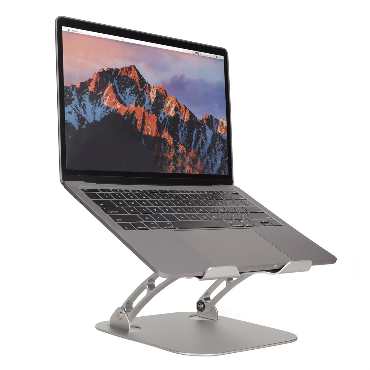 Laptop auf einem silbernen Ständer auf einer weißen Oberfläche. Bildschirm zeigt Berglandschaft. Der Ständer ist abgewinkelt.