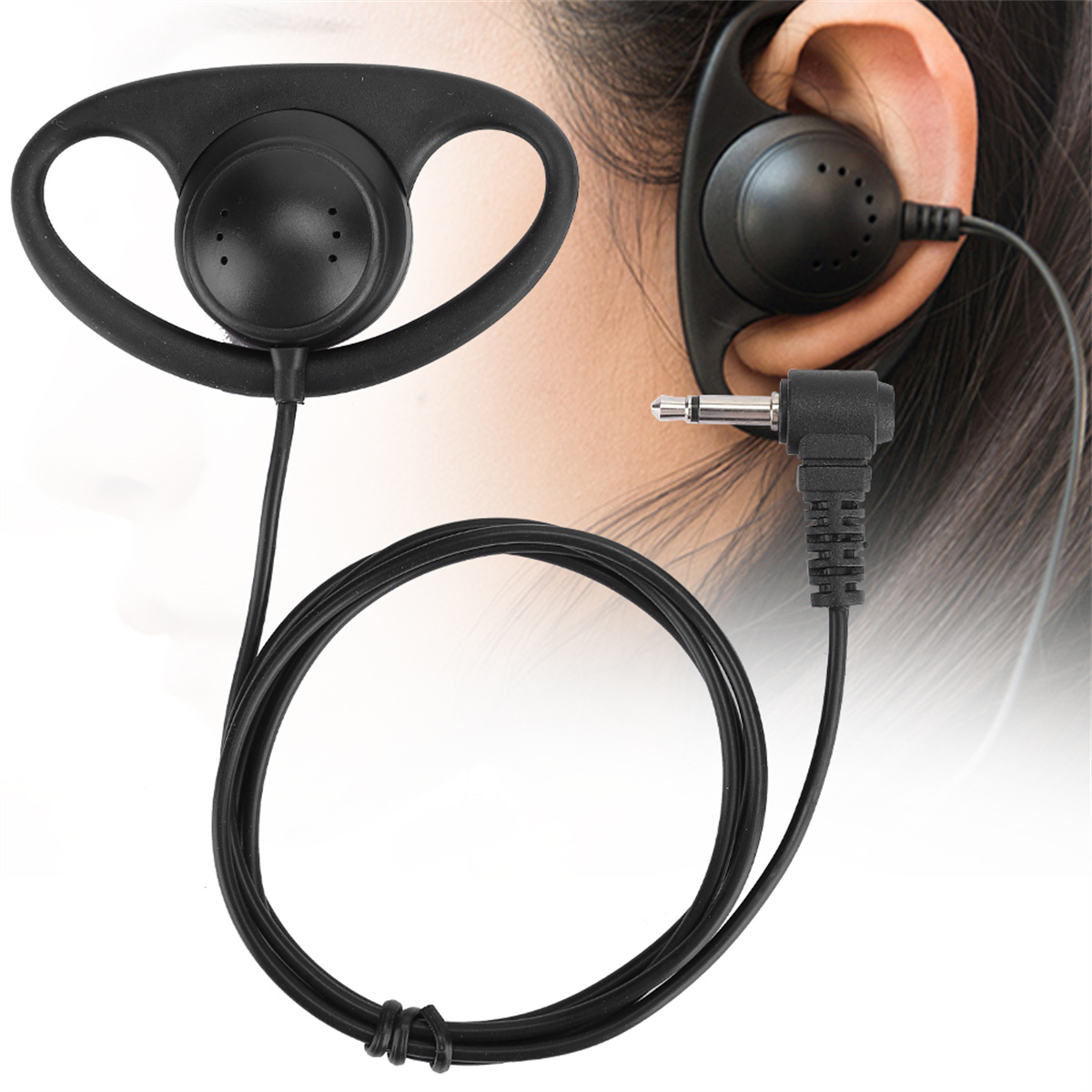 Kopfhörer mit einem schwarzen Over-Ear-Design, einem Kabel und einem Klinkenstecker, der in ein Ohr gesteckt ist.