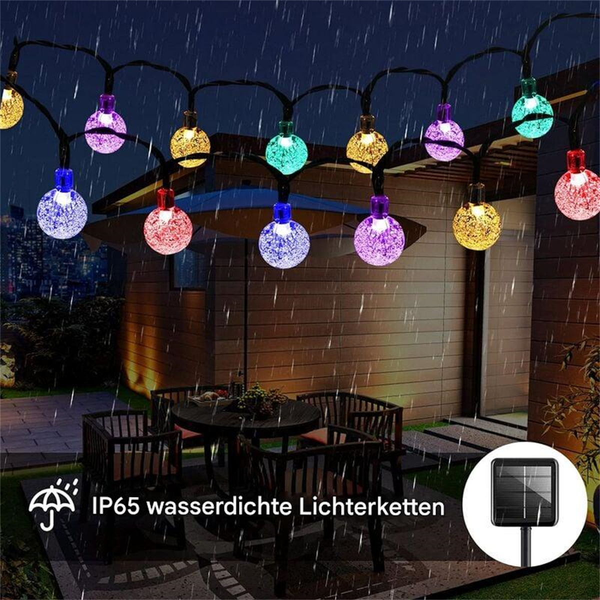 Lichterkette mit bunten Glühbirnen im Regen, über einem dunklen Holz-Terrassenmöbel und Solarpanel.