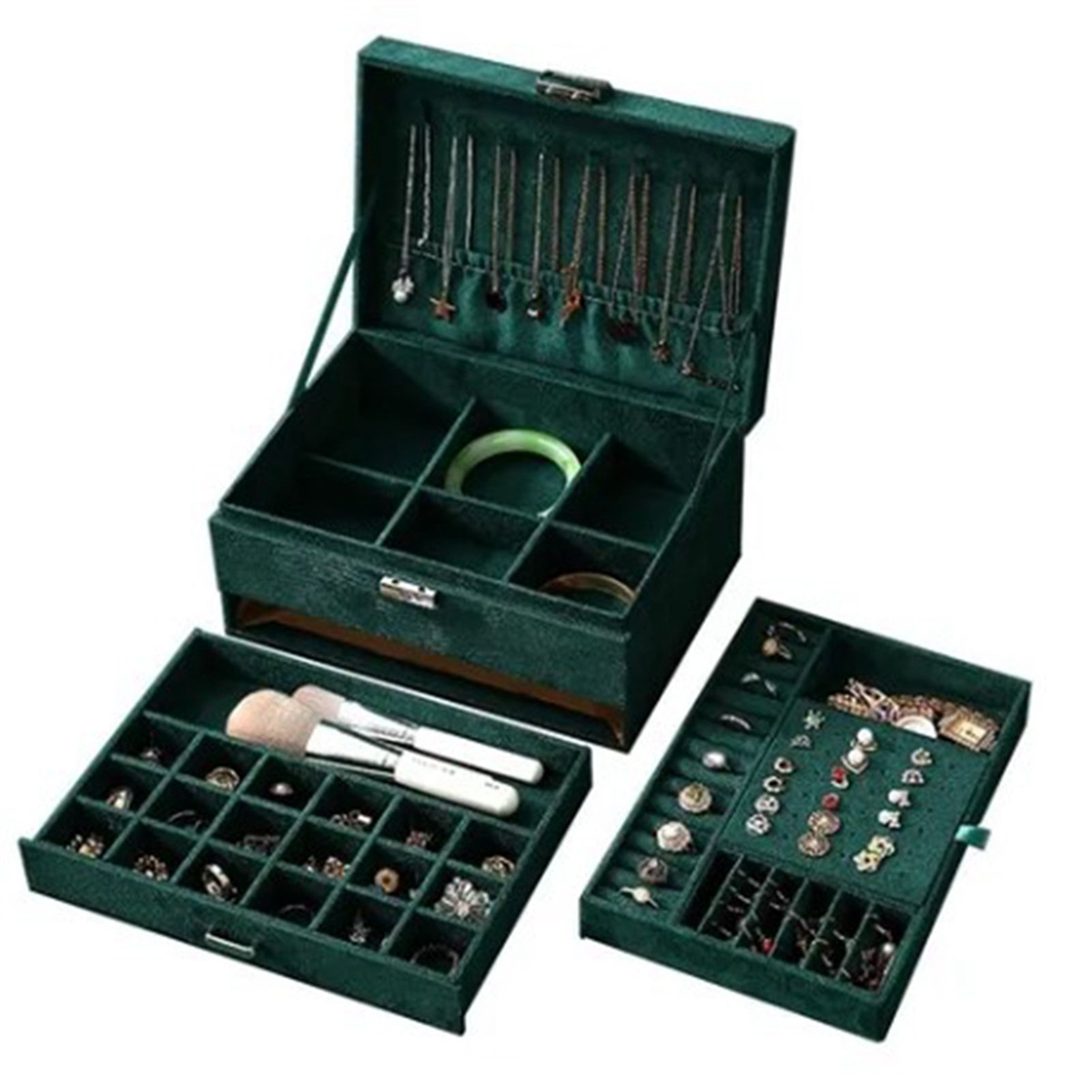 Smaragdgrüne Schmuckschatulle, offen mit Halsketten, zwei Tabletts mit Schmuck.