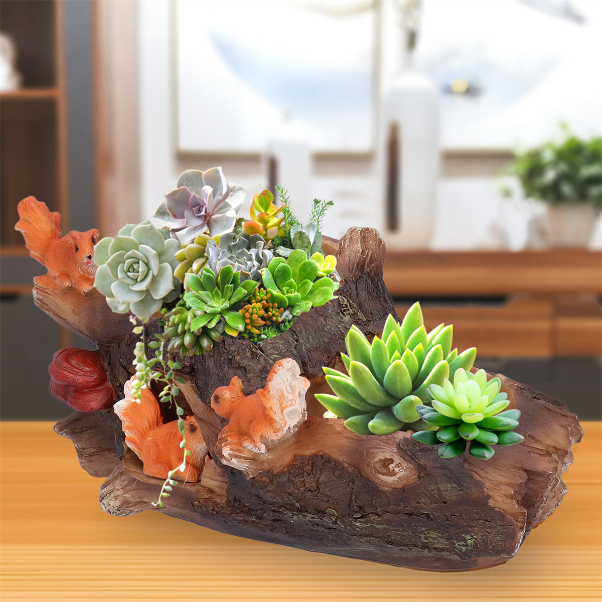 Ein Holzpflanzer mit Sukkulenten und Eichhörnchenfiguren auf einem Holztisch.