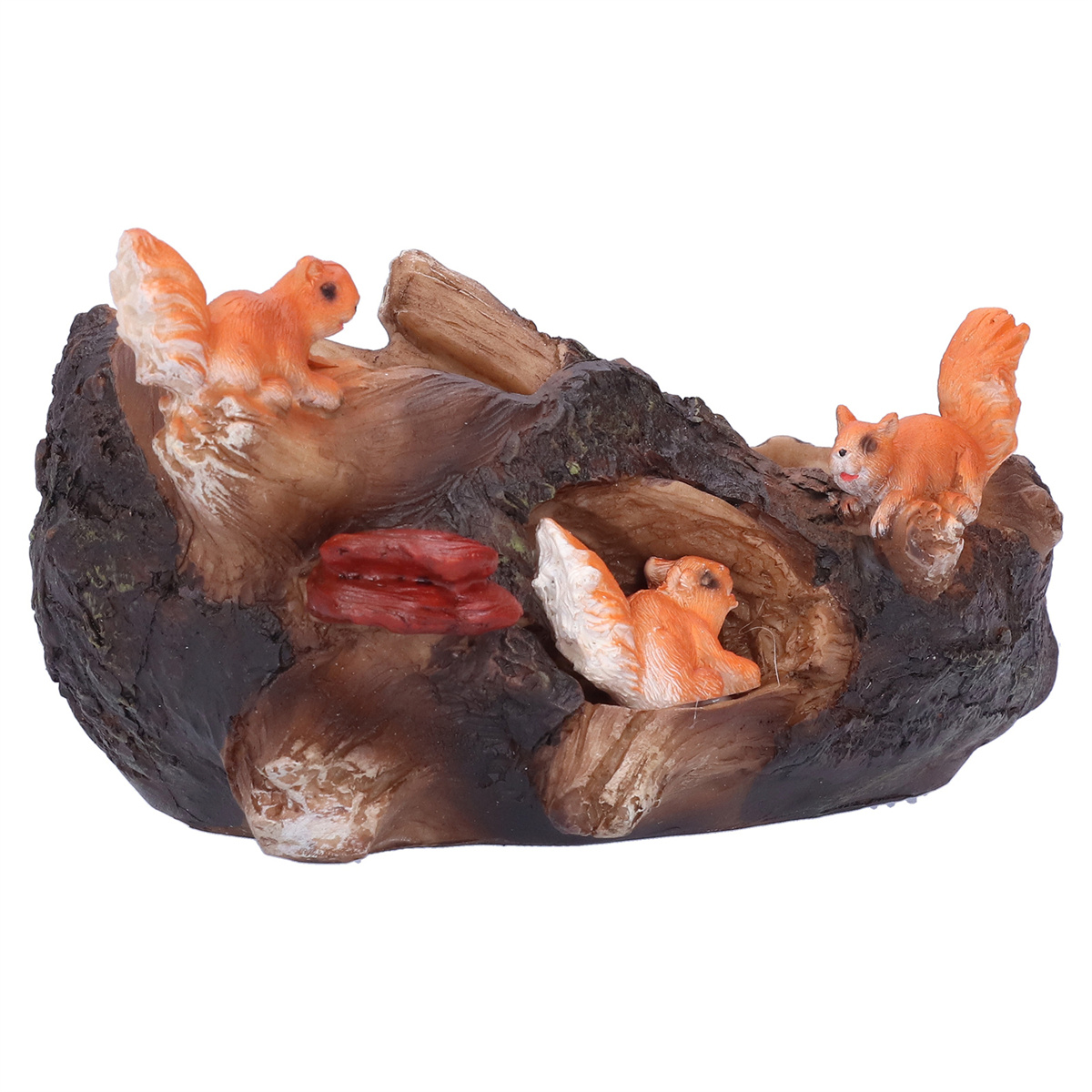 Ein Holzstamm mit drei orangefarbenen Eichhörnchen. Eines im Stamm, zwei oben, alle mit buschigen Schwänzen.
