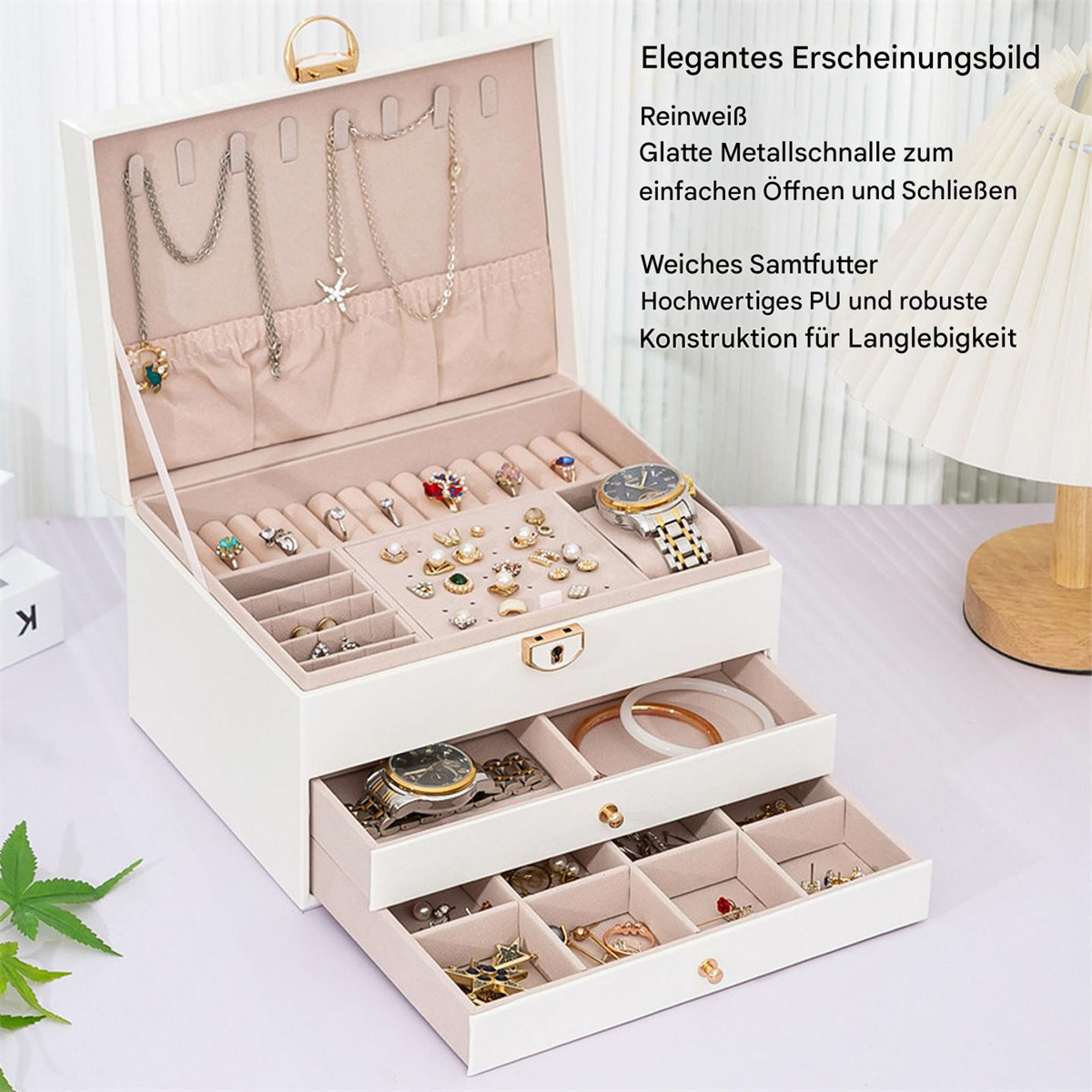 Eine weiße Schmuckschatulle mit mehreren Fächern, geöffnet, um Schmuck und eine Uhr zu zeigen.
