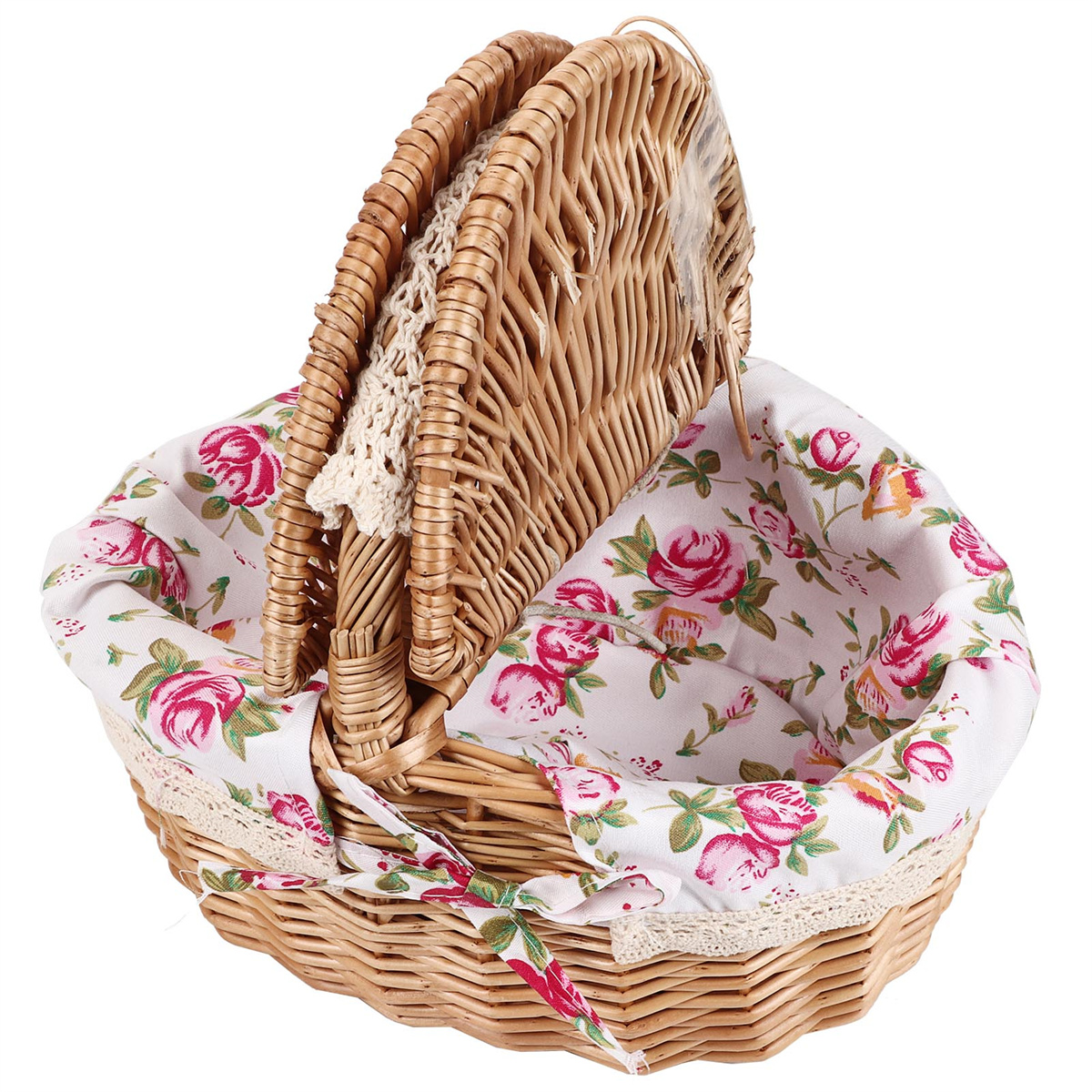 Weiden-Picknickkorb mit rosafarbenem Blumenfutter. Deckel ist offen mit Spitzensaum. Weißer Hintergrund.