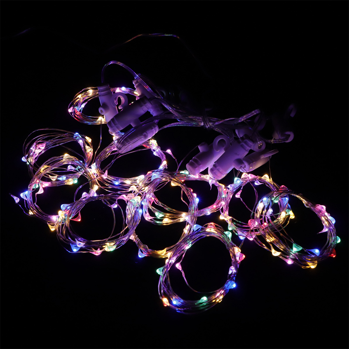 Lichterkette mit bunten Glühbirnen auf schwarzem Hintergrund. Lichter in kreisförmigen Formen.