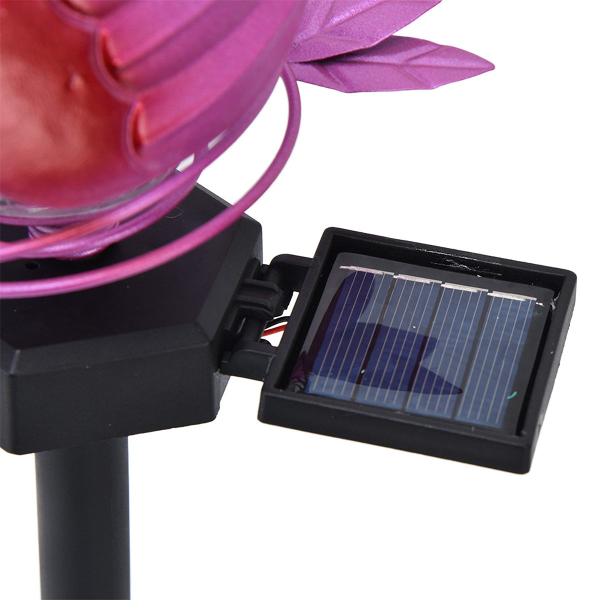 Solarbetriebenes Gartenornament mit roter Blume und Solarpanel. Schwarzer Pfahl und Sockel.