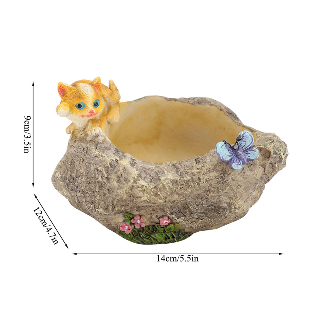 Ein katzenförmiger Pflanztopf mit Katzenfigur und Schmetterling, auf weißem Grund.