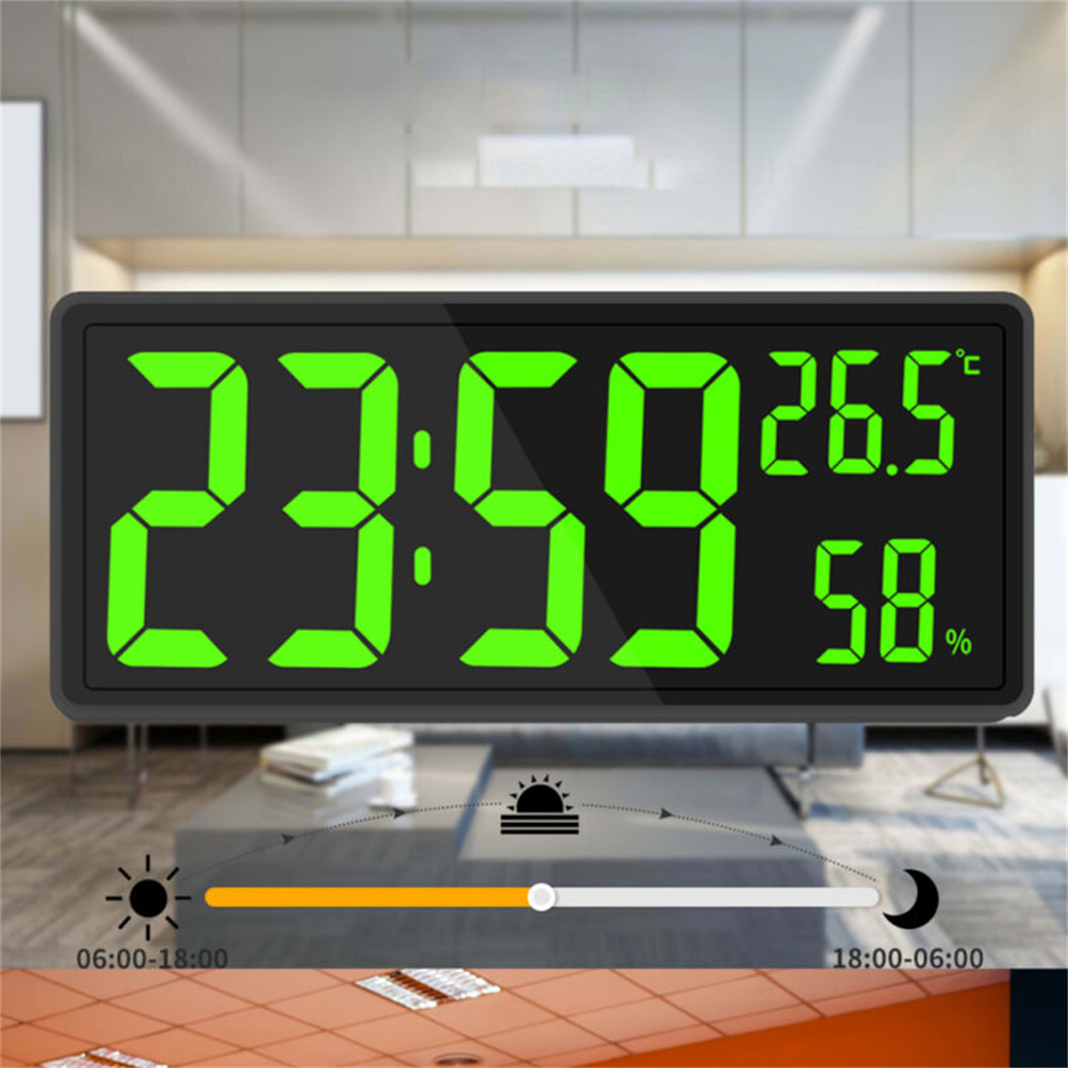 Digitale Uhr zeigt 23:59, 26,5°C und 58% Luftfeuchtigkeit in einem verschwommenen Raum an.