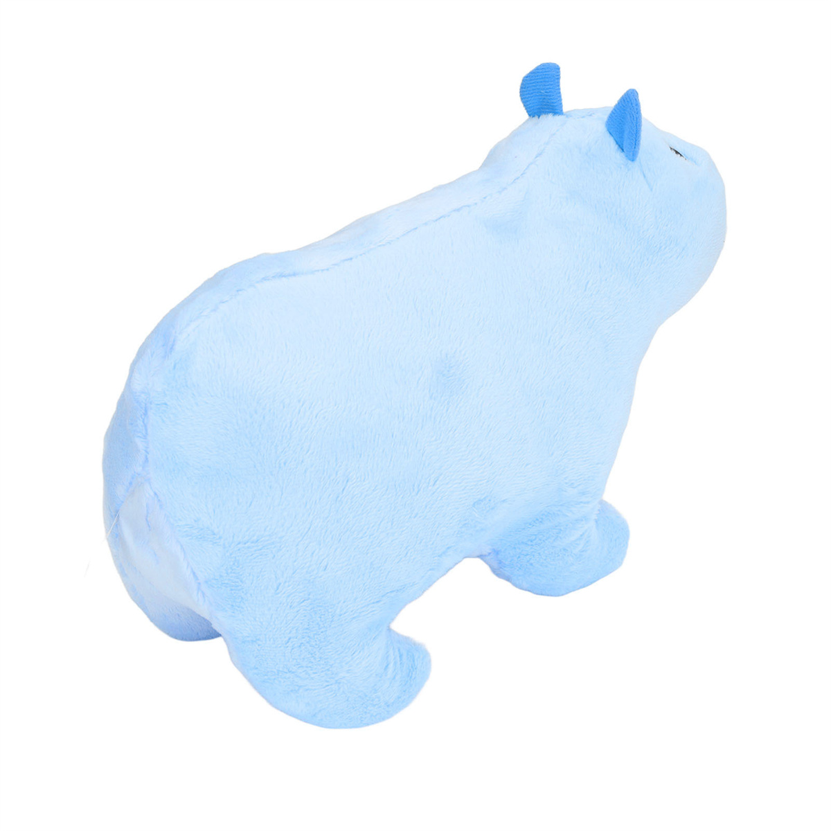 Ein hellblaues Stofftier in Form eines Nilpferds auf weißem Hintergrund.