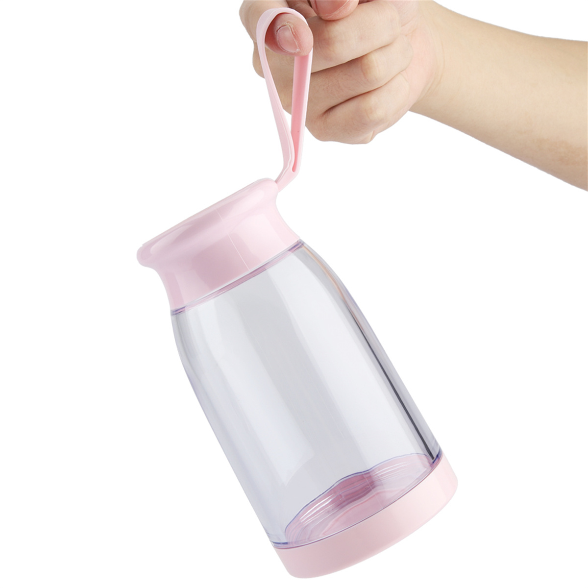 Rosa Wasserflasche mit Griff, die von einer Hand gehalten wird.