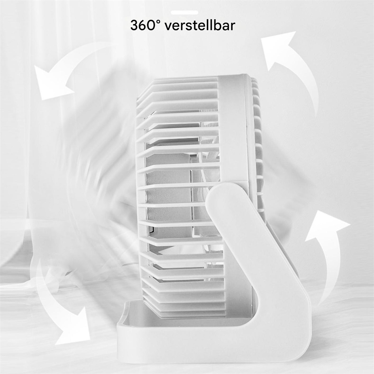 Weißer Ventilator mit gebogenem Griff und angewinkelten Blättern. Pfeile zeigen 360° Einstellbarkeit.
