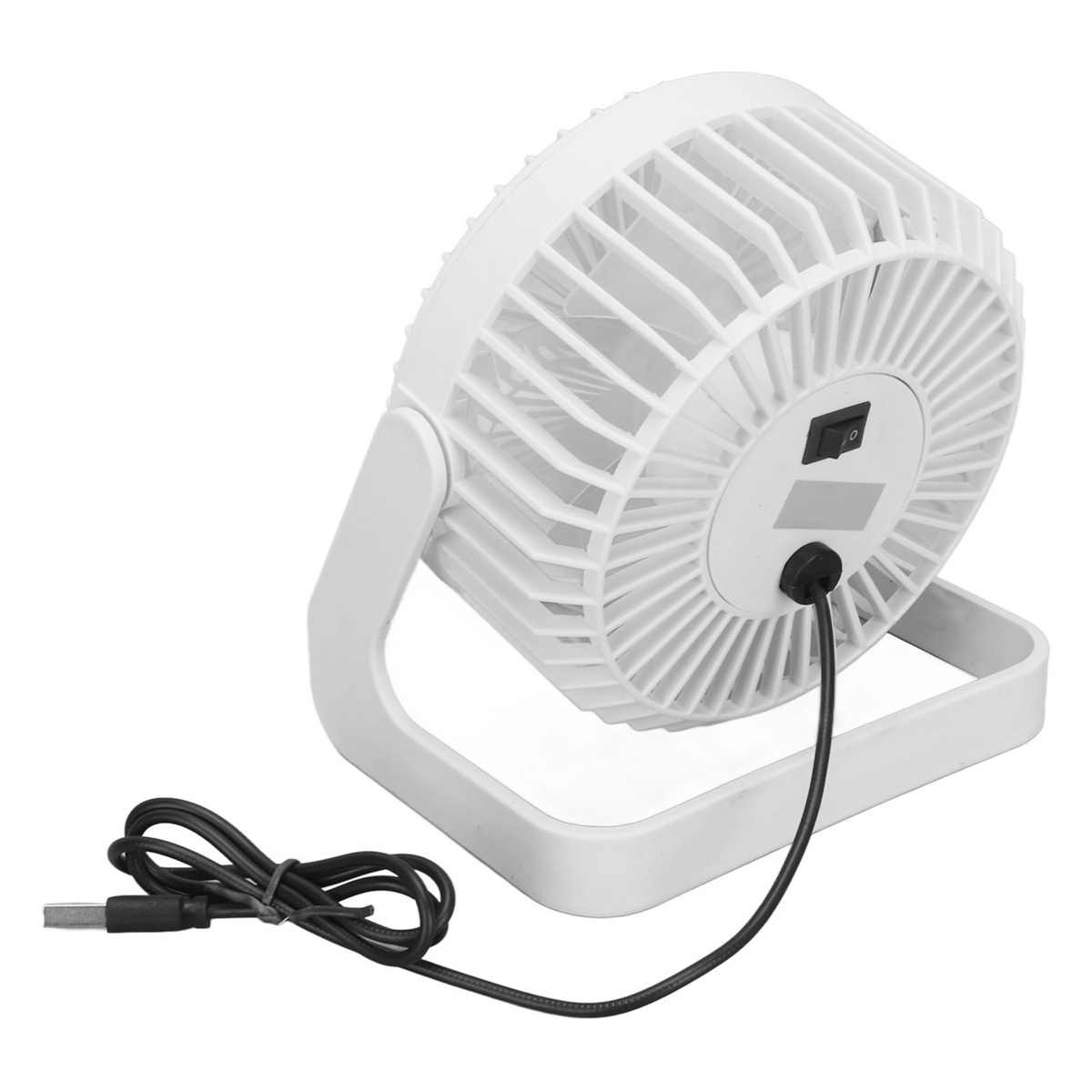 Ein weißer Tischventilator mit schwarzem Netzkabel. Der Ventilator steht auf weißer Oberfläche.