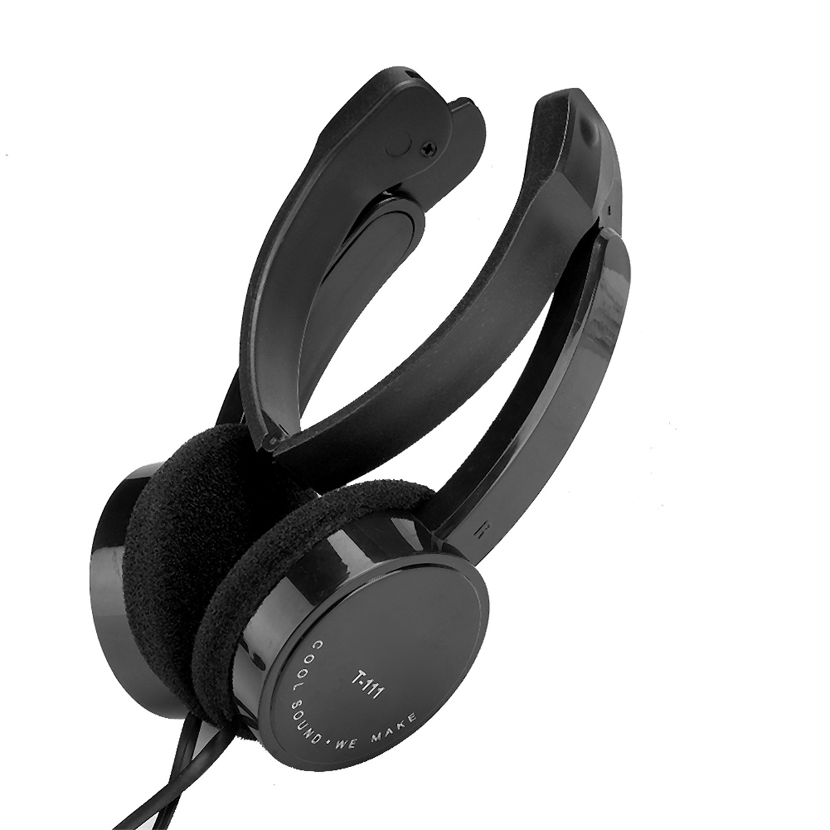 Schwarze Kopfhörer mit Ohrmuscheln. Die Ohrmuscheln haben einen schwarzen Schaumstoff und ein Drehdesign. Das Kabel ist sichtbar.