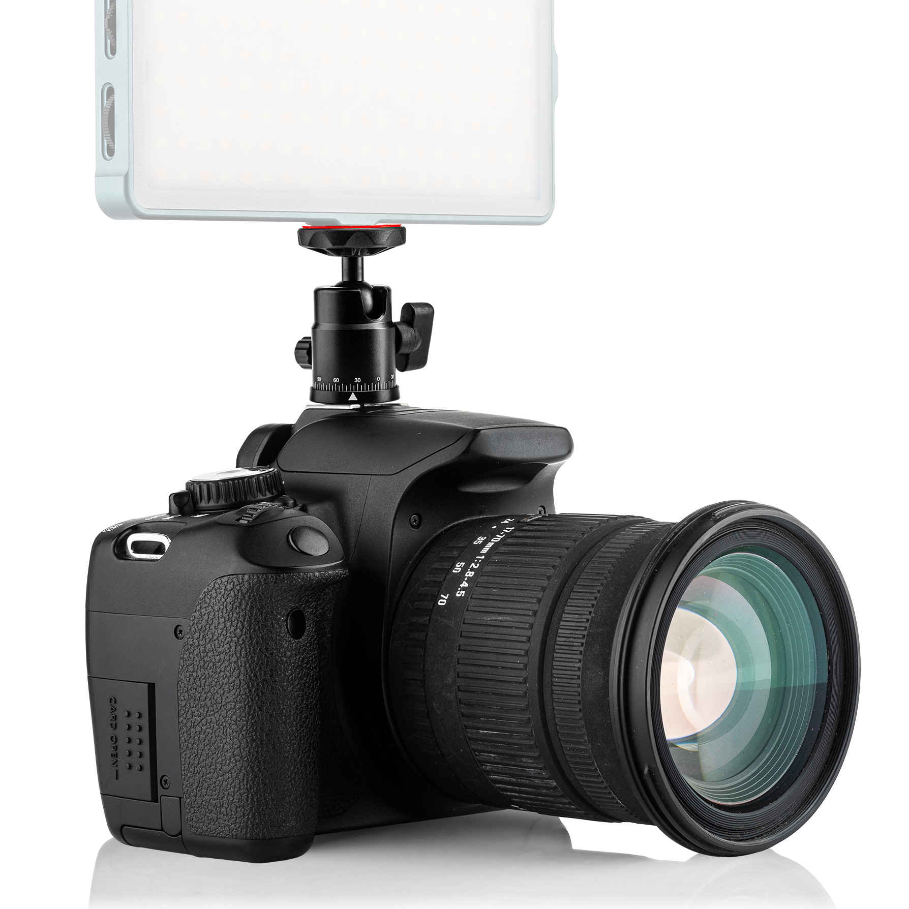 Appareil photo reflex numérique noir avec objectif et téléphone fixé avec lumière. Fond blanc.