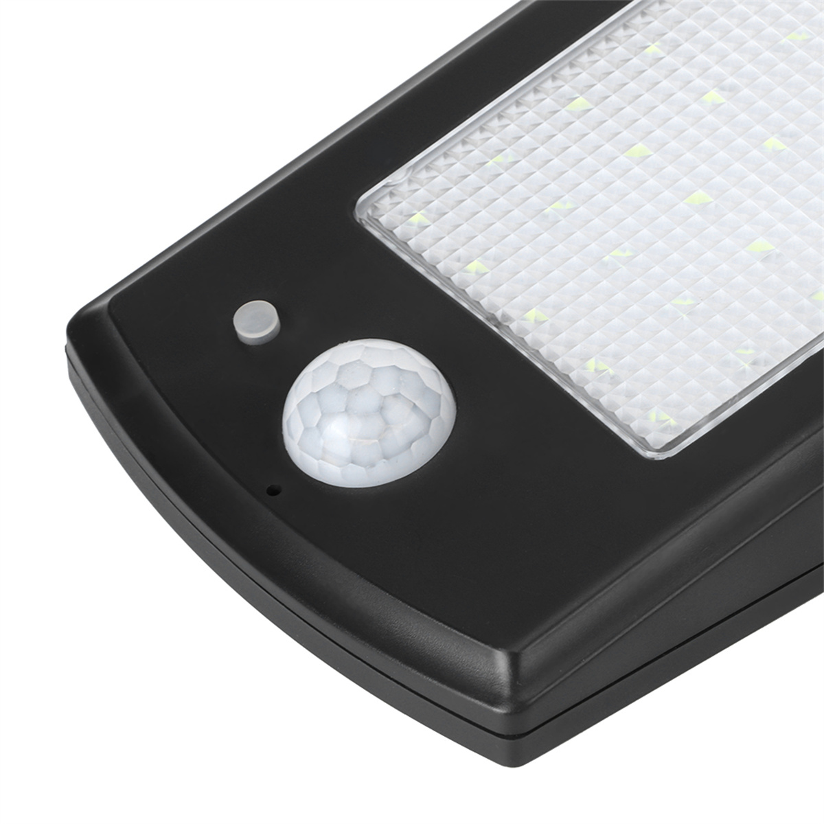 Eine schwarze, rechteckige Solarleuchte mit Sensor und LED-Leuchten auf weißer Oberfläche.