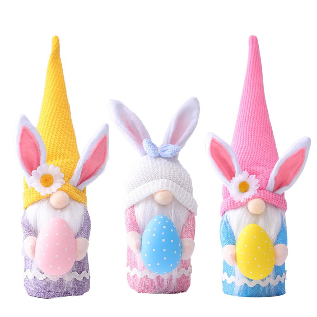 Drei Ostergnome mit Hasenohren, die gepunktete Eier halten. Gelbe, weiße und rosa Hüte.