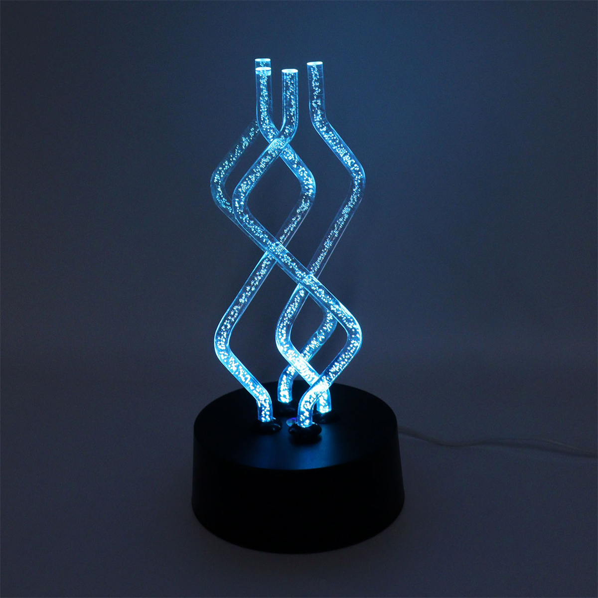 Blau leuchtende dekorative Leuchte mit schwarzem Sockel und geschwungenen Röhren.