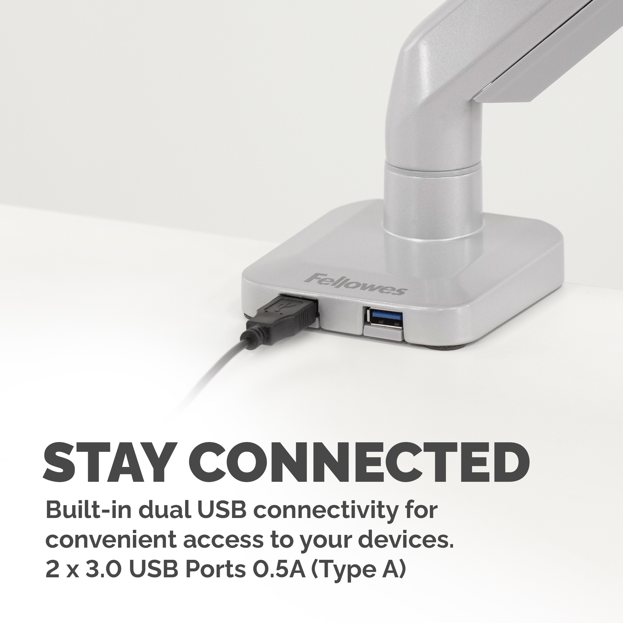 Srebrny hub USB Fellowes z dwoma portami USB. Podłączony do białej powierzchni.