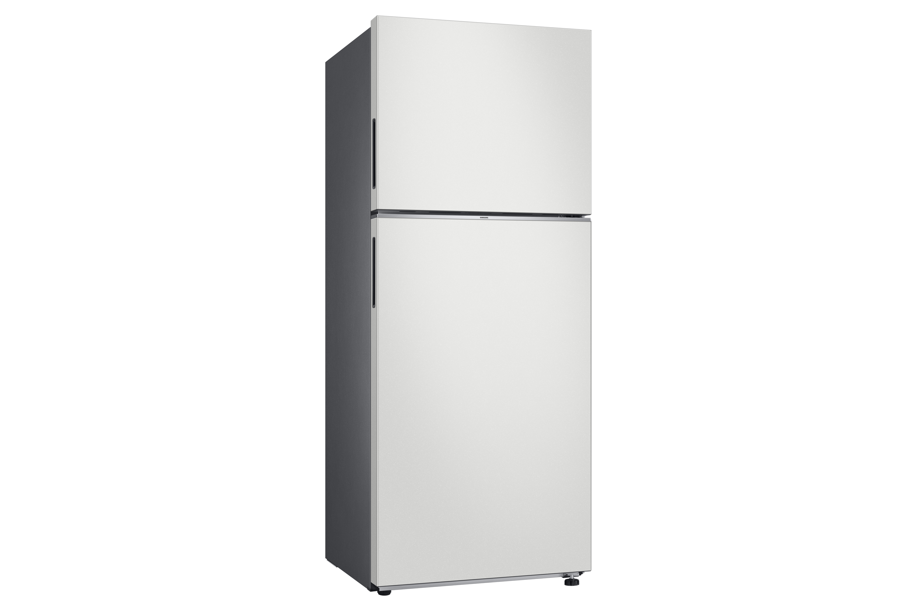 Un refrigerador blanco con dos puertas. La puerta superior es más pequeña. Fondo blanco.