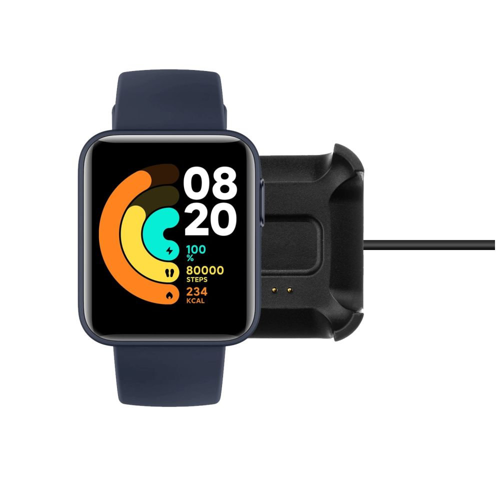 Smartwatch mit blauem Armband, zeigt Zeit und Statistiken. Schwarze Ladestation daneben. Weißer Hintergrund.