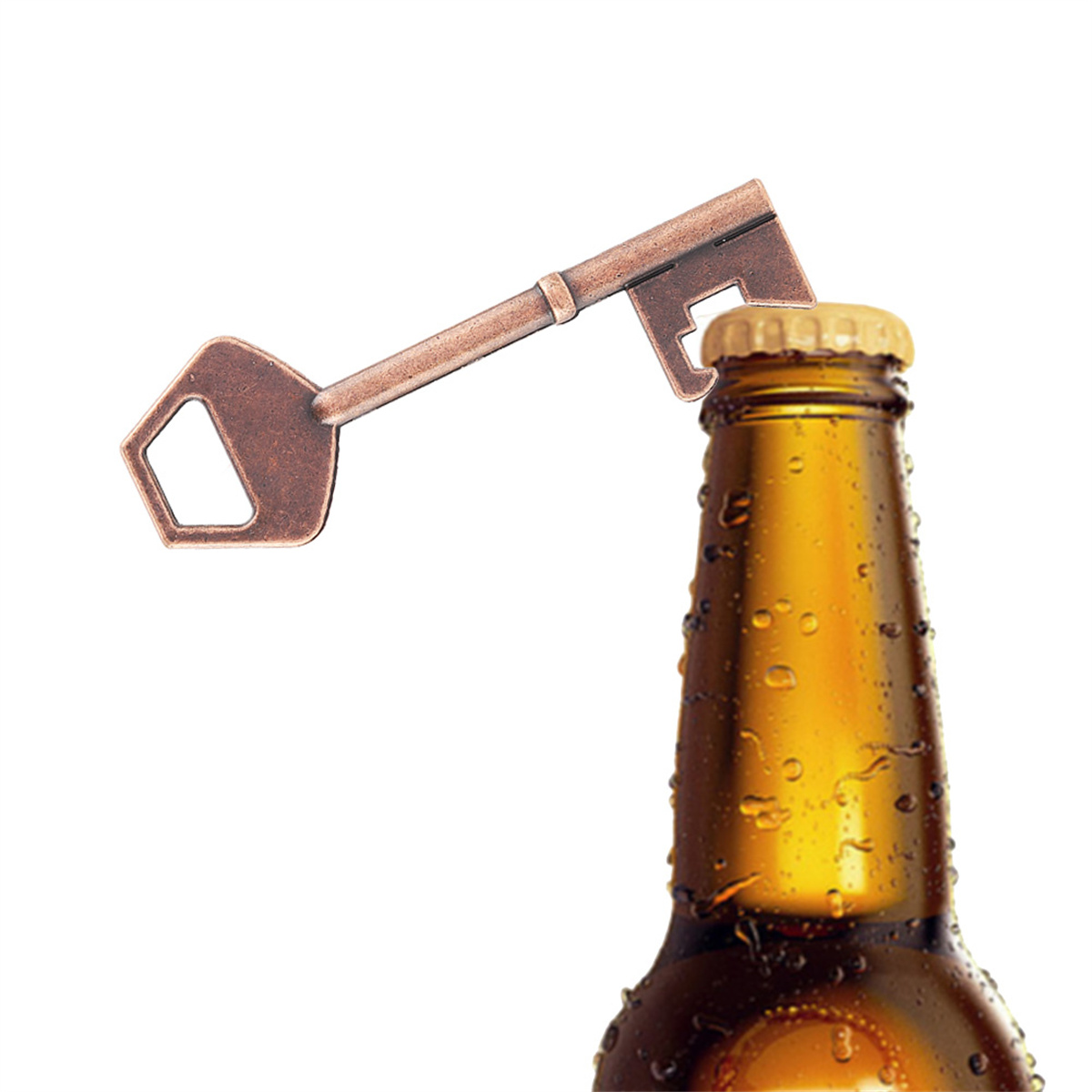 Schlüssel-Flaschenöffner öffnet braune Bierflasche, auf weißem Grund.
