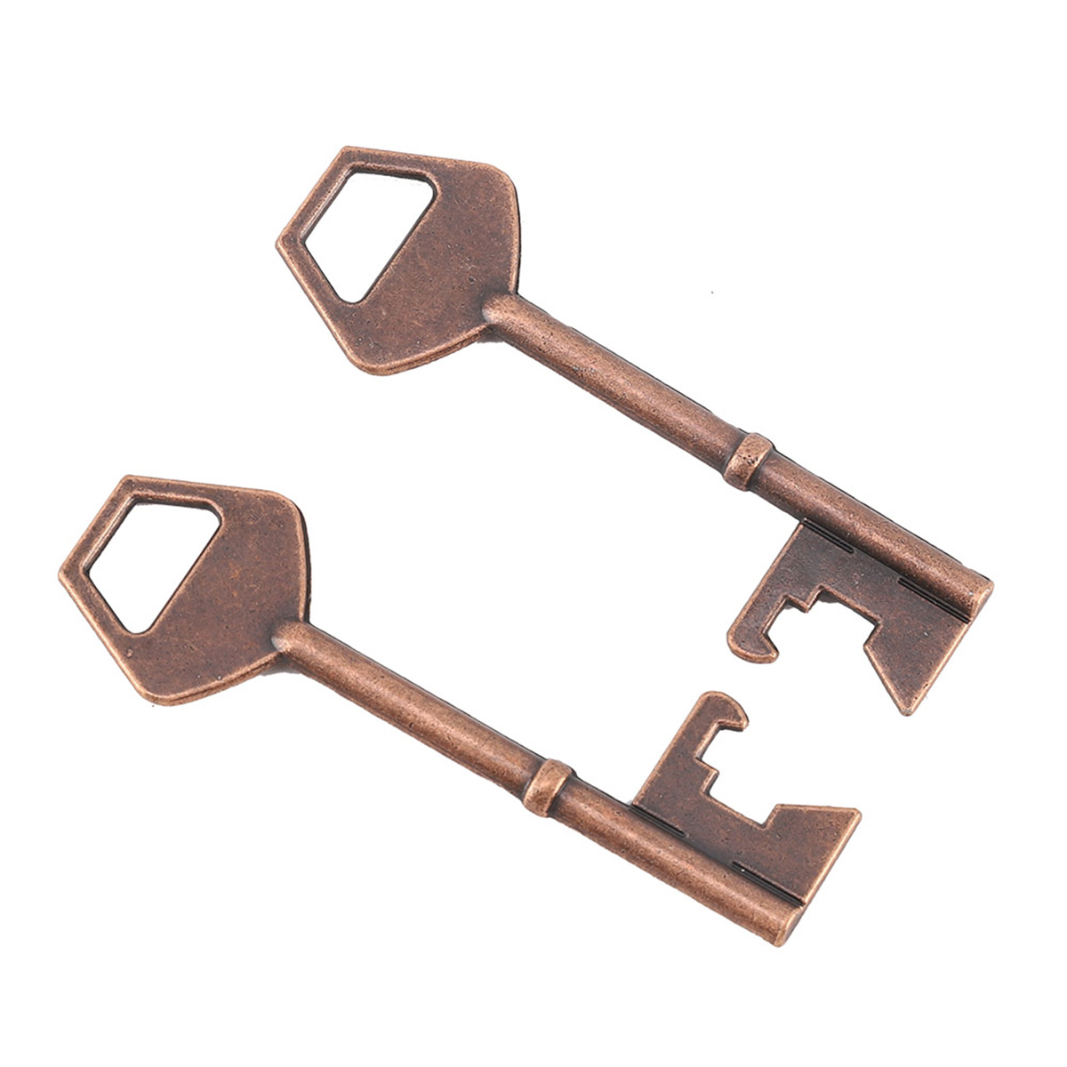 Zwei bronzefarbene Schlüssel. Einer ist ein Schlüssel, der andere ein Flaschenöffner-Schlüssel.