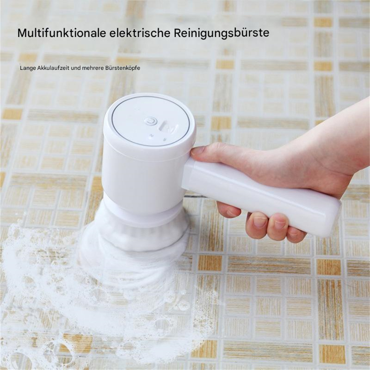 Eine Hand hält eine weiße elektrische Reinigungsbürste über einer Fliesenoberfläche.