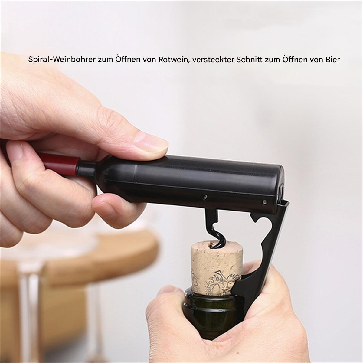 Die Hände einer Person, die einen schwarzen Weinöffner zum Öffnen einer Weinflasche verwenden.