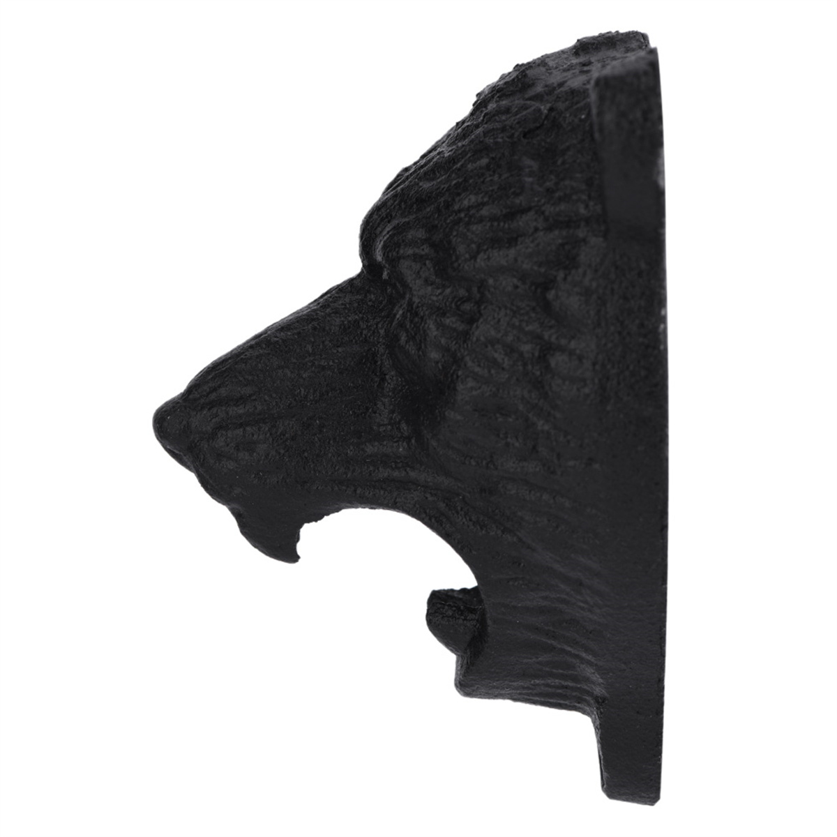 Eine schwarze Löwenkopfskulptur, Seitenprofil, auf weißem Hintergrund. Es ist eine Nahaufnahme.