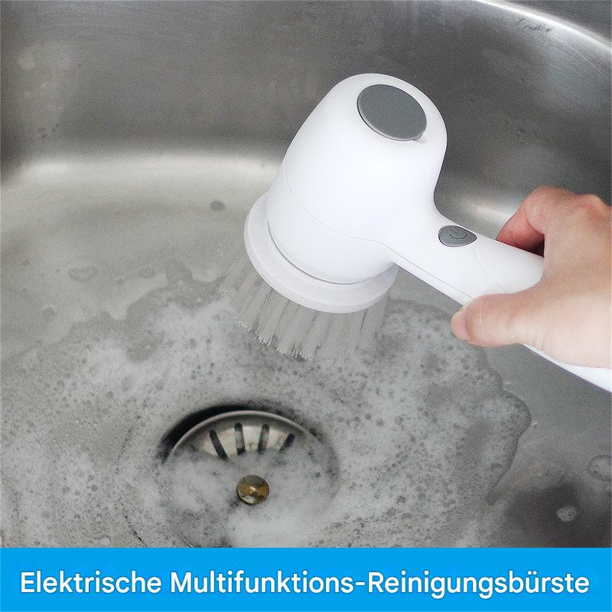 Hand reinigt Spüle mit weißer elektrischer Reinigungsbürste, mit Seifenschaum.