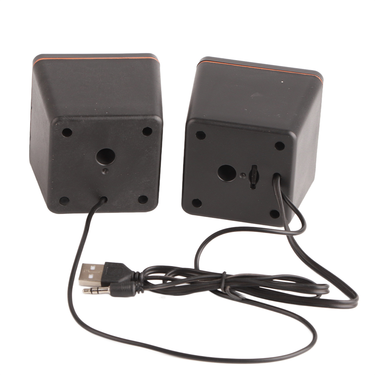 Zwei schwarze Computerlautsprecher mit USB- und 3,5-mm-Audiokabel auf weißer Oberfläche.