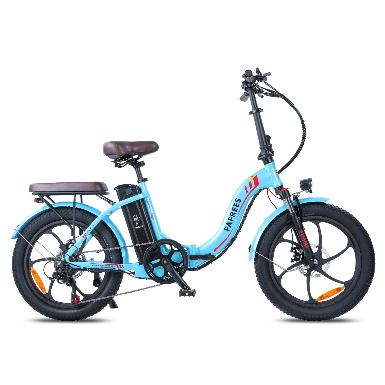 Blaues Elektro-Klappfahrrad mit braunem Sitz, schwarzen Reifen und weißem Hintergrund.