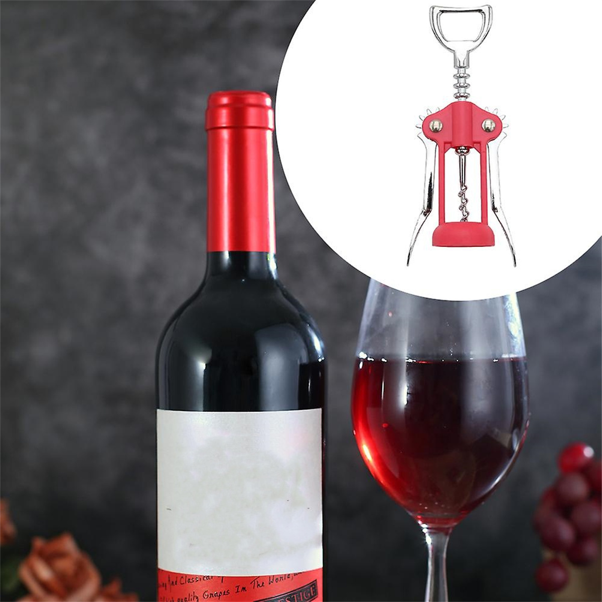 Eine Rotweinflasche und ein Glas Rotwein, mit einem Korkenzieher rechts.