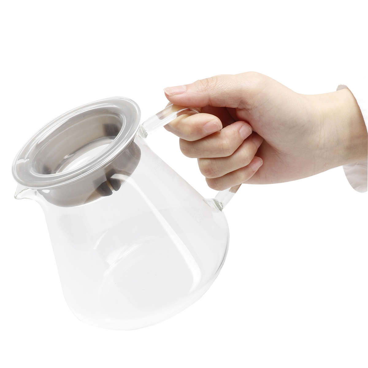 Eine Hand, die einen Glaskrug mit Metalldeckel hält.