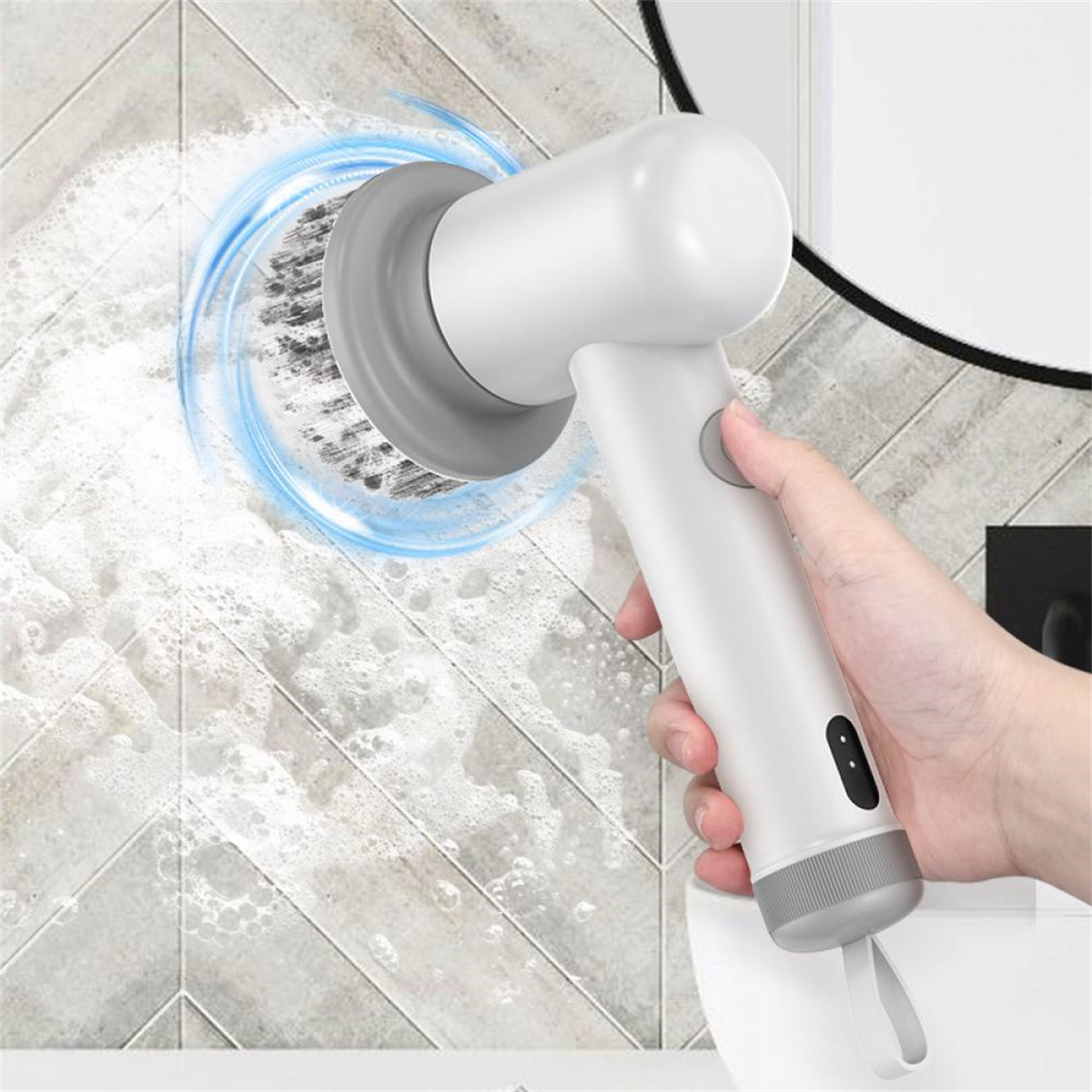 Hand benutzt weiße und graue elektrische Reinigungsbürste. Seifenwasser erzeugt Strudel.