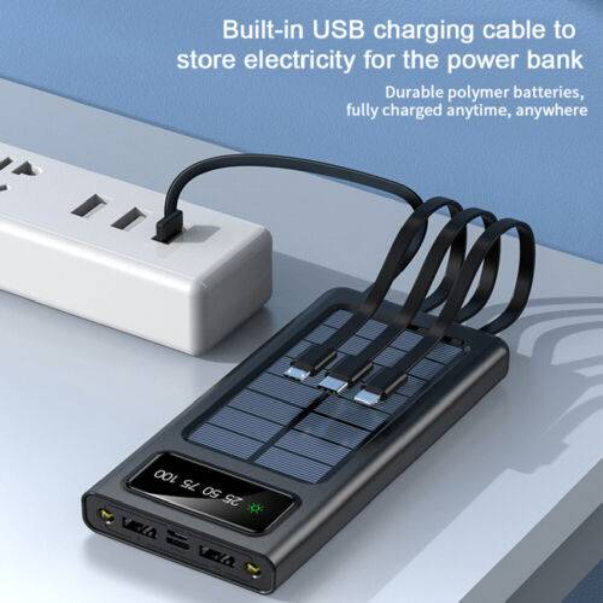 Schwarze Powerbank mit Solarzellen und angeschlossenen Ladekabeln, auf weißer Oberfläche.