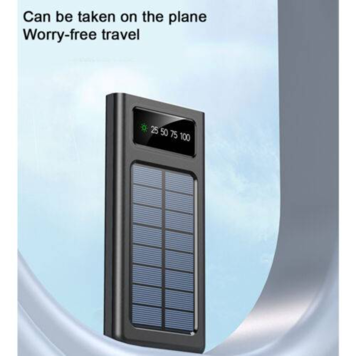 Schwarze, rechteckige Solar-Powerbank mit Bildschirm, der den Akkustand anzeigt. Der Text "Sorgenfreies Reisen" steht darüber.