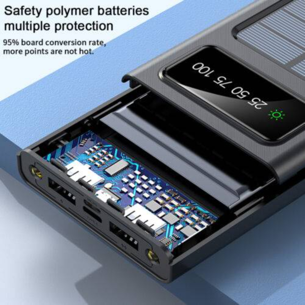 Schwarze Powerbank, teilweise geöffnet, zeigt interne Komponenten. Solarpanel oben. Blauer Hintergrund.