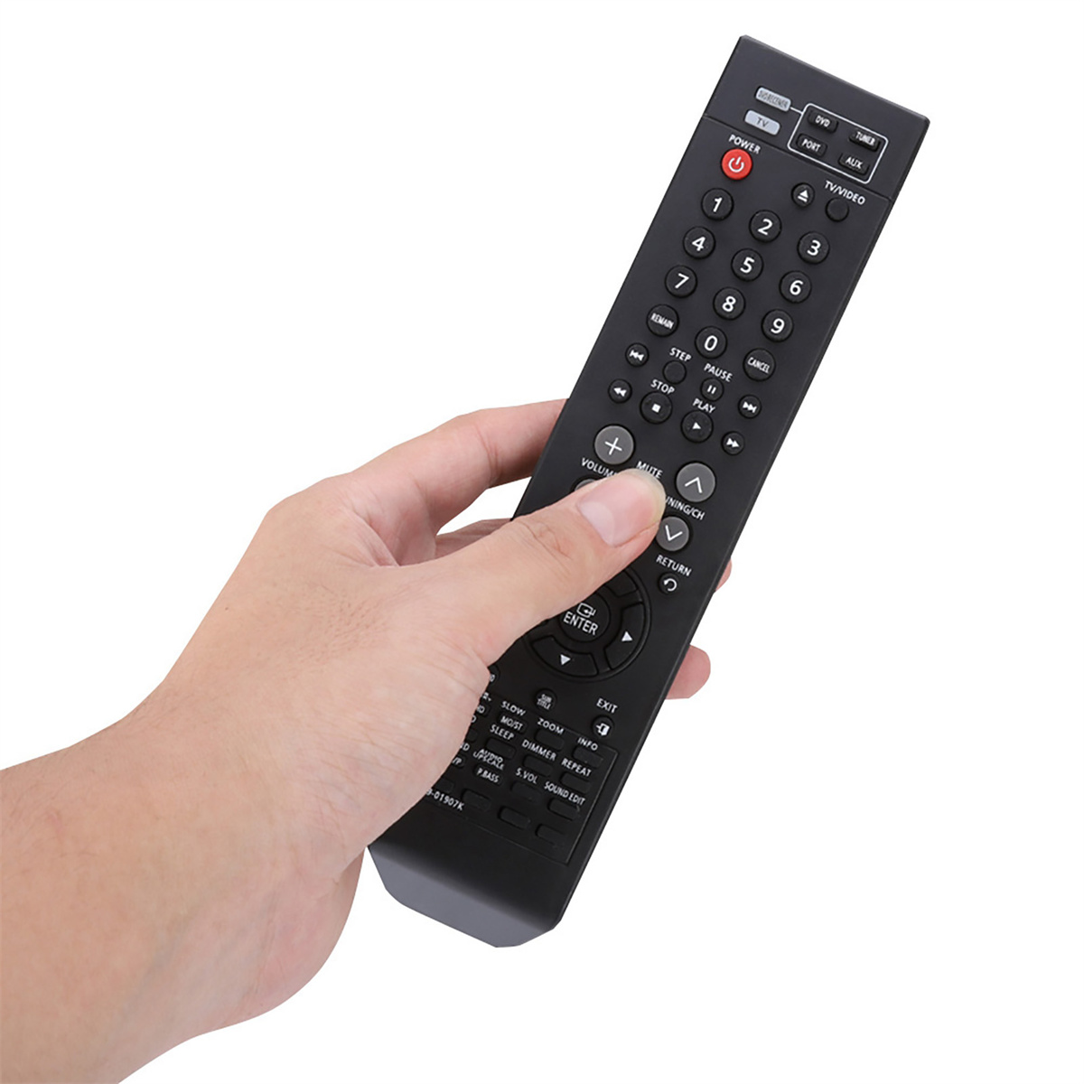 Eine Hand, die eine schwarze Fernbedienung hält. Die Fernbedienung hat viele Tasten für TV- und DVD-Funktionen.