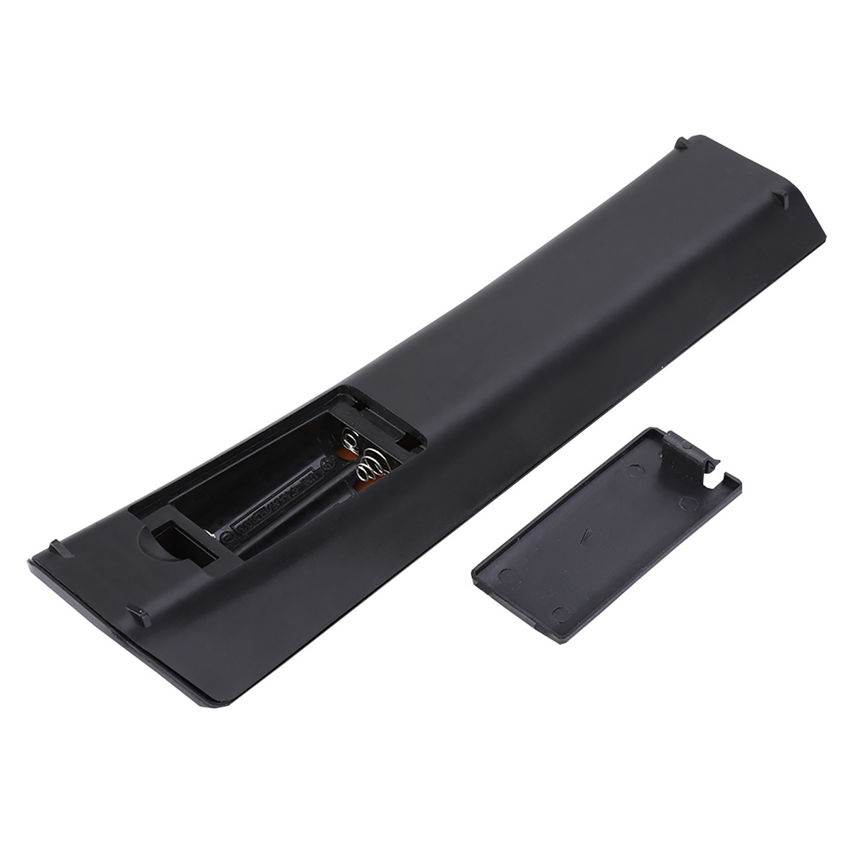 Schwarze Fernbedienung mit Batterien und einer Batterieabdeckung. Der Hintergrund ist weiß.