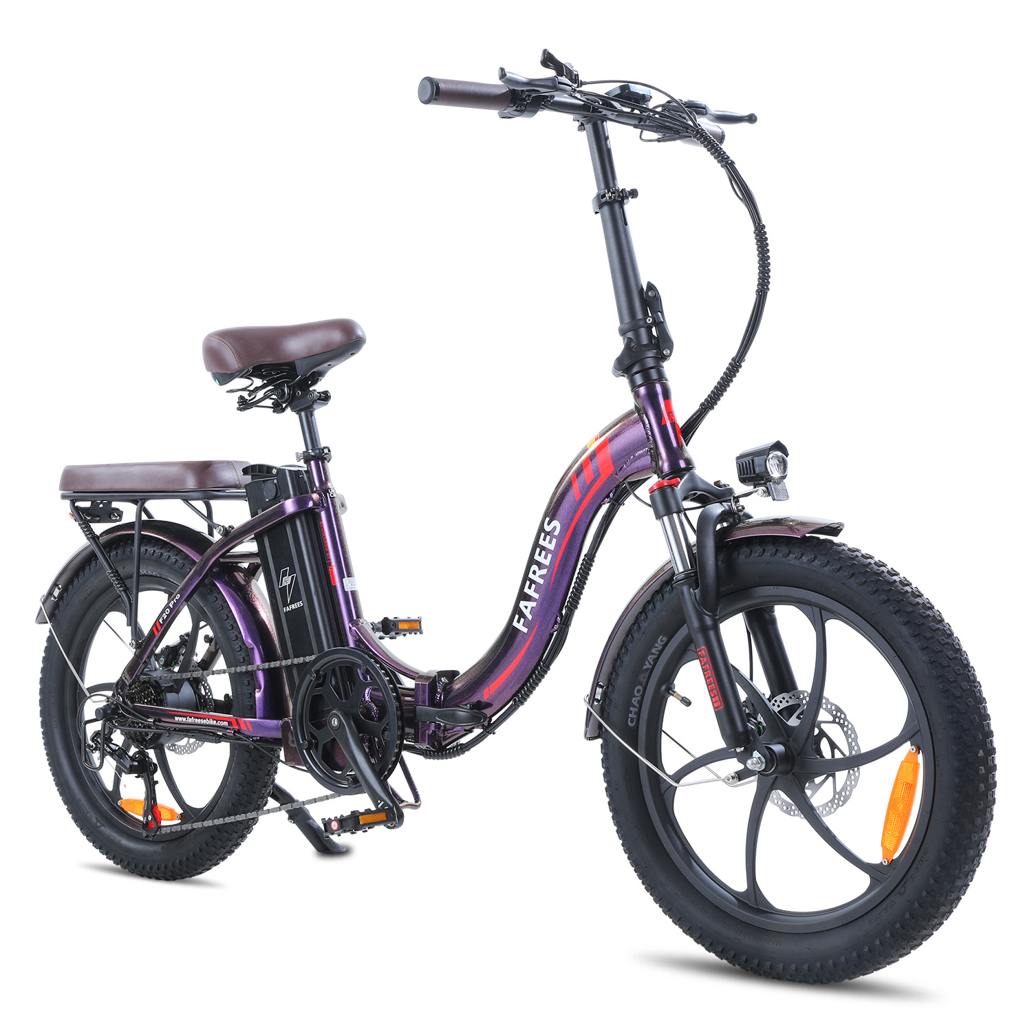 Ein lila Elektrofahrrad mit braunem Sitz. Der Markenname 'FAFREES' ist auf dem Rahmen zu sehen.