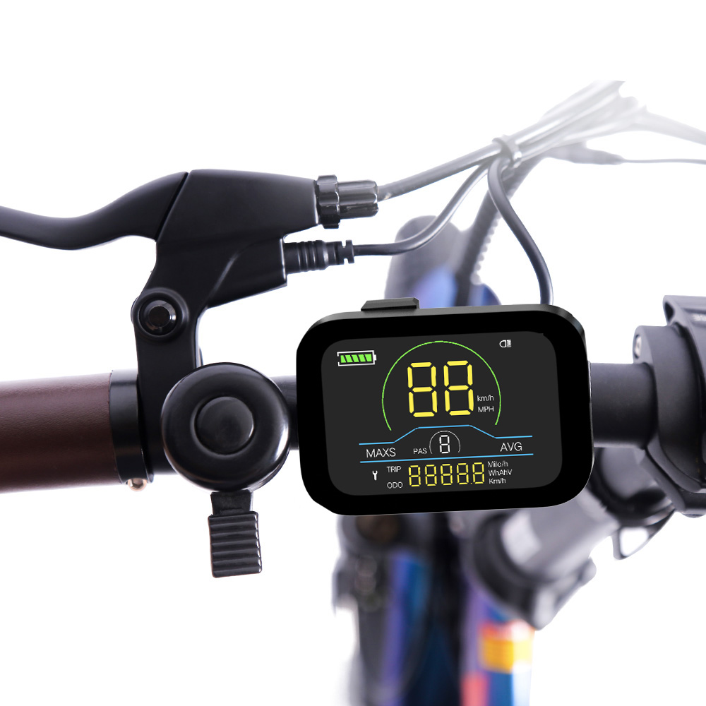 Nahaufnahme eines Fahrradlenkers mit Digitalanzeige, die Geschwindigkeit und andere Metriken sowie eine Klingel anzeigt.