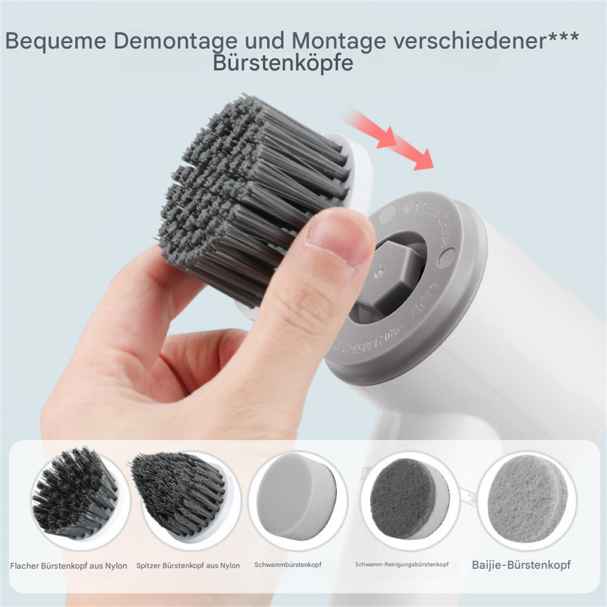 Hand hält Bürstenkopf eines Reinigungsgeräts, mit anderen Bürstenköpfen.