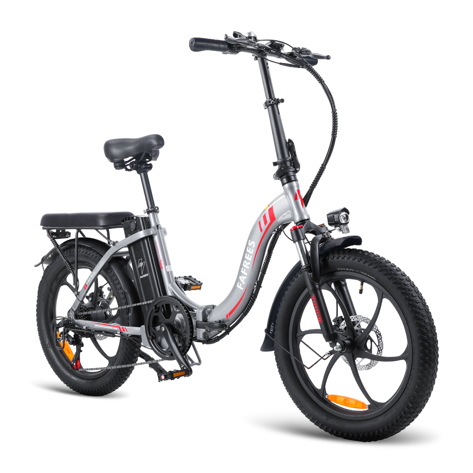 Ein graues und schwarzes faltbares Elektrofahrrad. Es hat schwarze Reifen, einen Sitz und einen Lenker. Der Hintergrund ist weiß.