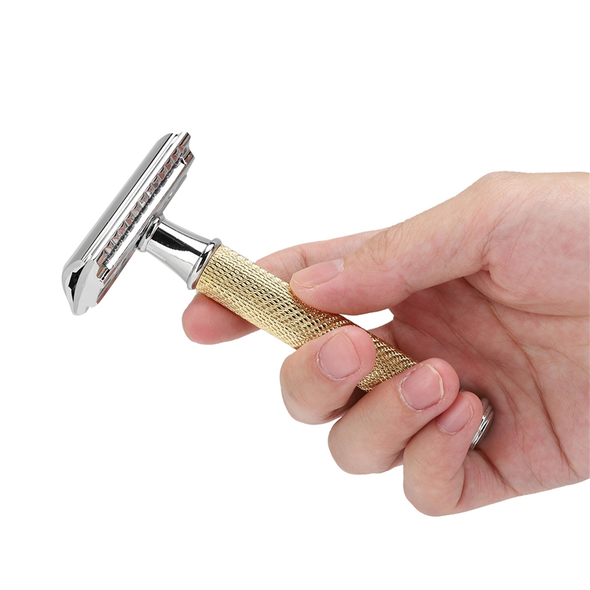 Eine Hand, die einen goldfarbenen, doppelseitigen Rasierer hält.
