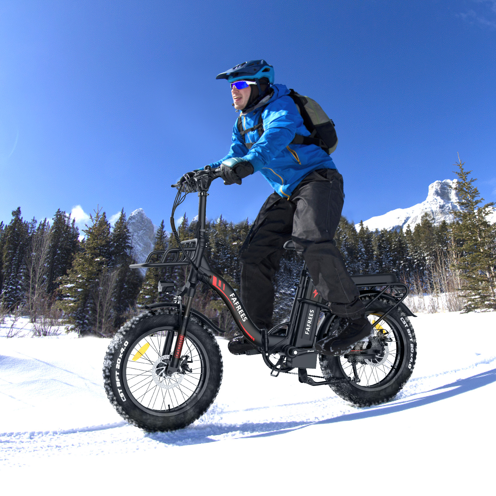 Ein Mann fährt mit einem schwarzen Fatbike auf einem verschneiten Weg unter blauem Himmel, mit Bergen im Hintergrund.